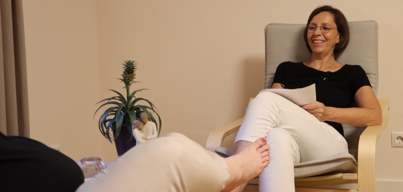 Daniela Priesnitz im Beratungsgespräch mit einer Patientin